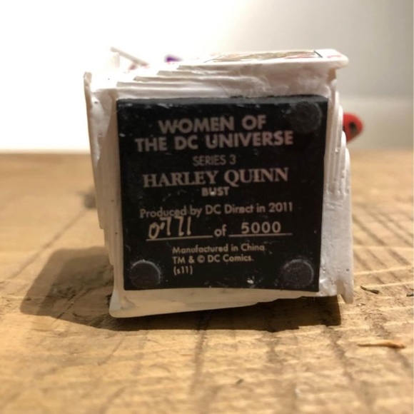 Harley Quinn Woman of DC Comic Universe Bust Statue - Picture 4 of 9